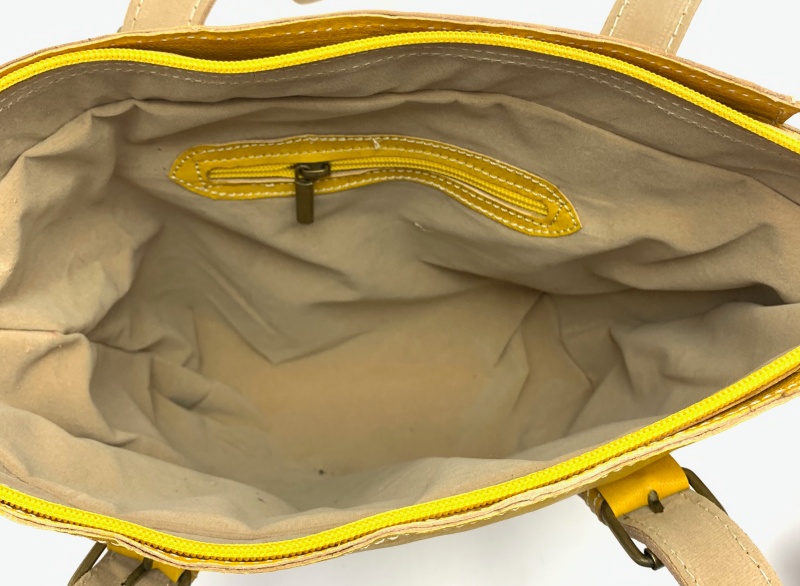 Dámská kožená kabelka s přezkami žlutá MagBag