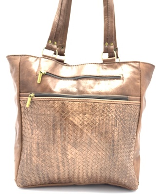 Dámská kožená kabelka s propletenou kapsou na zip hnědá